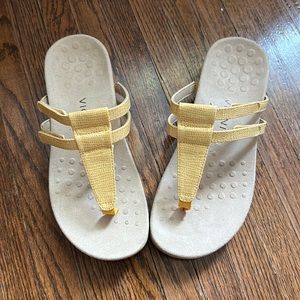 Vionic Sandal - Sz 8 - Womens Yellow thong sandal
